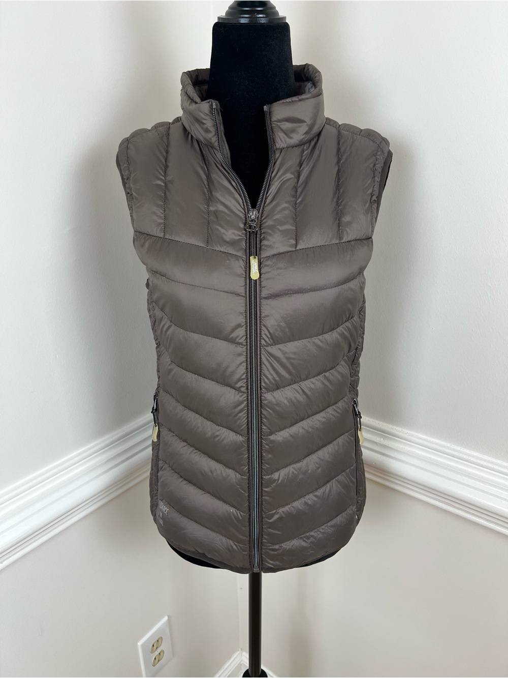 Tumi Pax Women’s Down Packable Puffer Vest / Travel Pillow in Taupe - Size M
